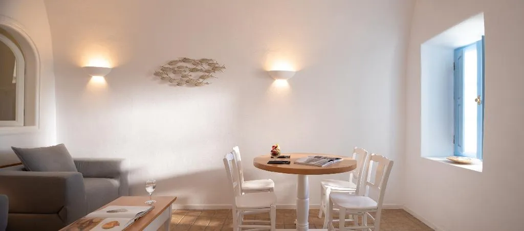 JUNIOR SUITE WITH JACUZZI Room, Pantelia Suites, Santorini