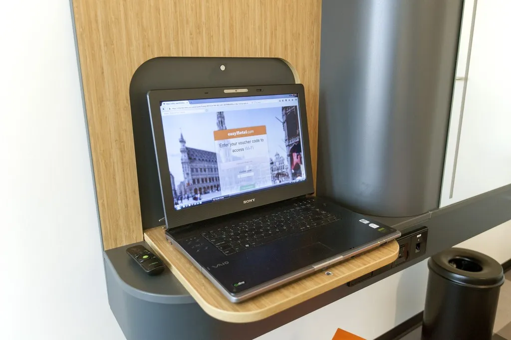 DOUBLE SUPERIOR Room, easyHotel Amsterdam Arena Boulevard, Amsterdam