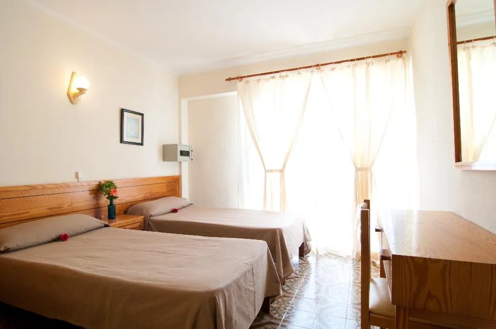 DOUBLE SINGLE USE WITH BALCONY Room, Hostal Montesol, Majorca
