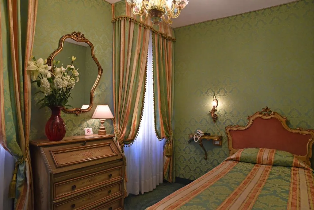 Room, Bel Sito e Berlino, Venice
