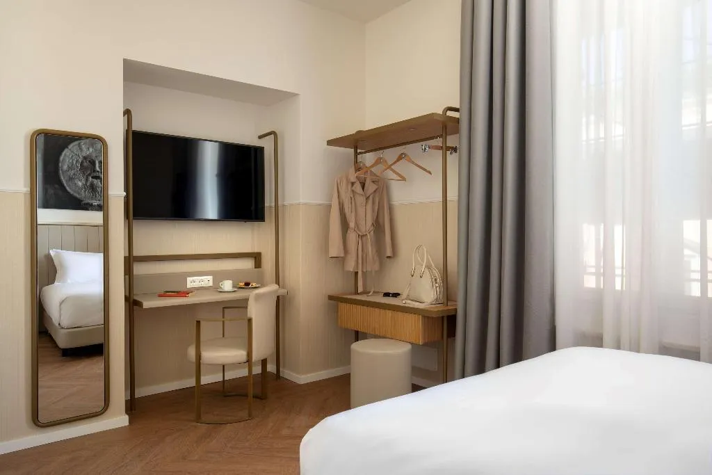 DOUBLE SUPERIOR QUEEN BED Room, Cosmopolita Hotel Rome, Tapestry Collection by Hil, Rome