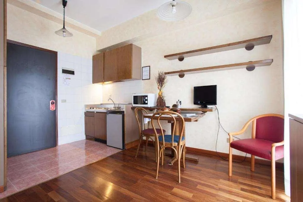 Room, Residence Desenzano, Milan