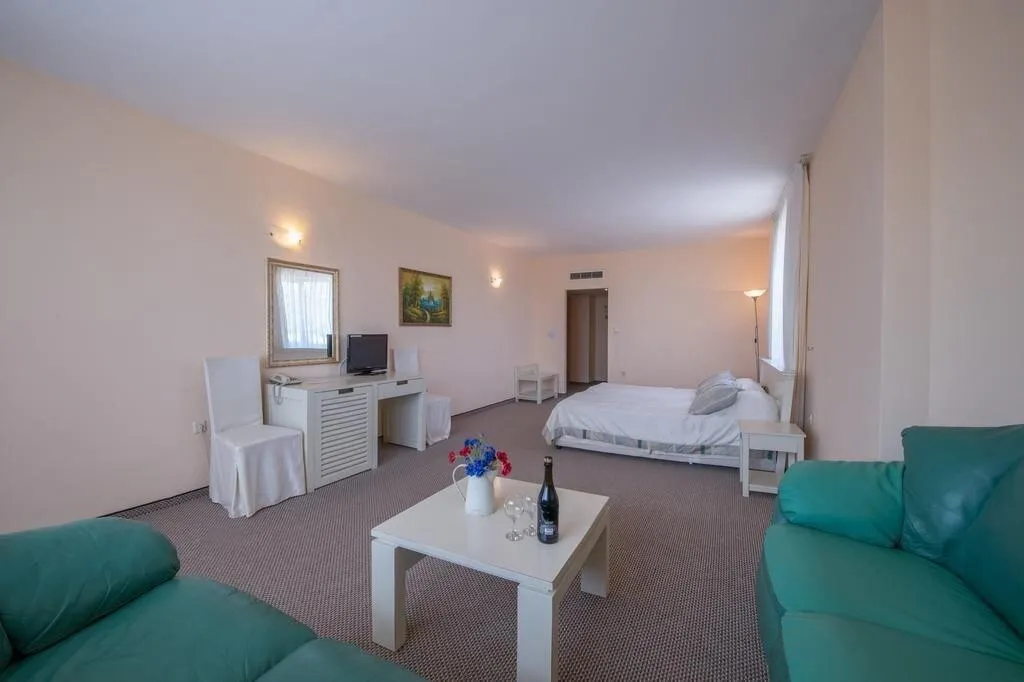 Room, Alekta, Varna