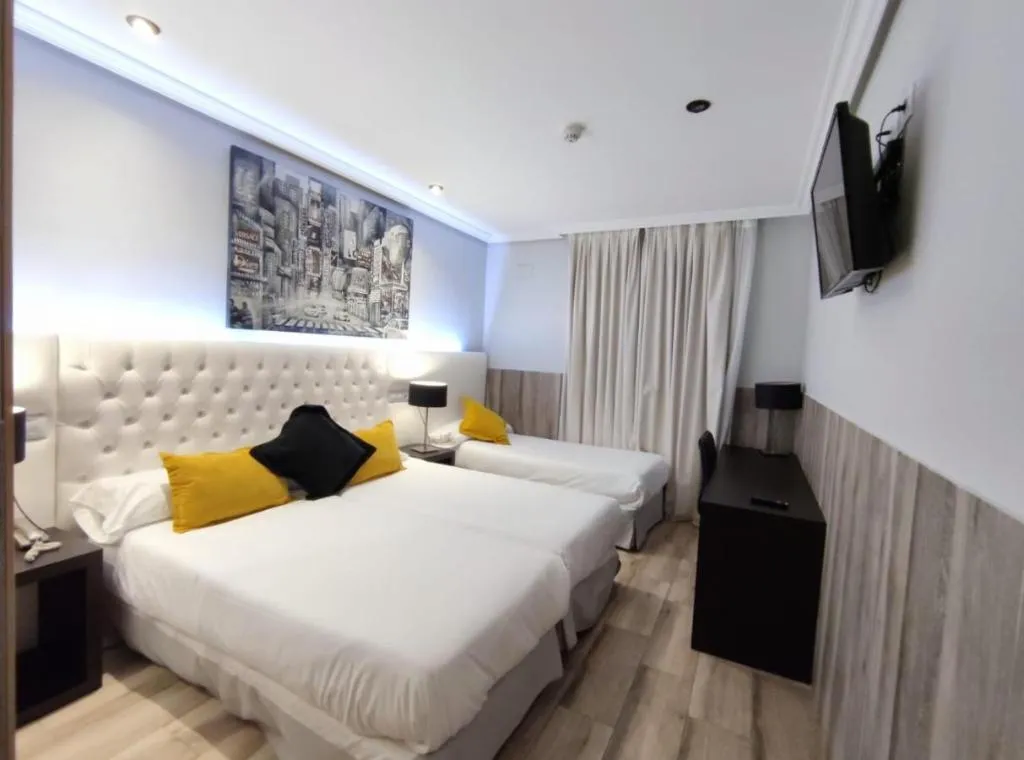 TRIPLE STANDARD Room, Hotel Suites Feria de Madrid, Madrid