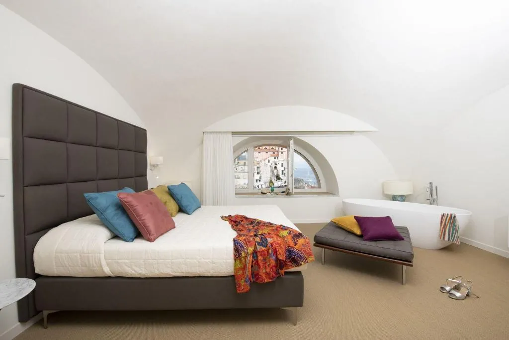 TRIPLE DELUXE CITY VIEW Room, Palazzo Ferraioli, Naples