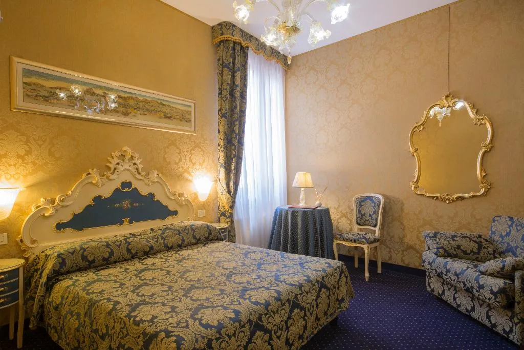DOUBLE SUPERIOR Room, Becher, Venice