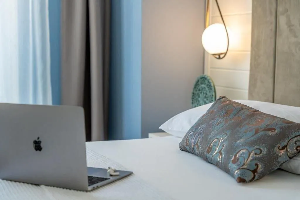 Room, Un Amor Hotel, Dalaman