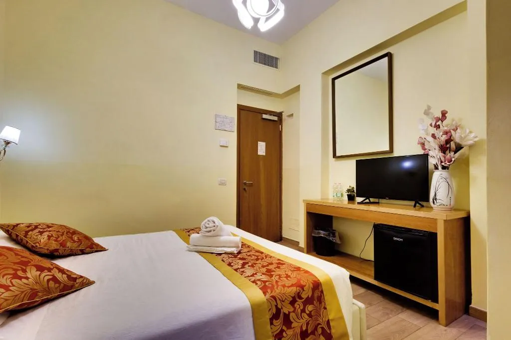 TRIPLE QUEEN SIZE BED Room, Hotel Terminal, Rome