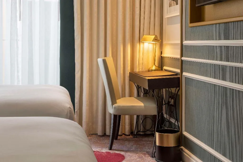 FAMILY ROOM CONNECTING ROOM Room, The Emerald House Lisbon, Curio Collection by Hilt, Lisbon
