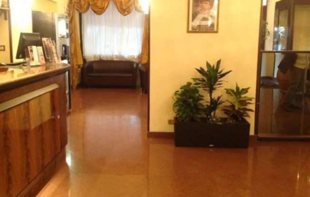 Lobby, California, Rome
