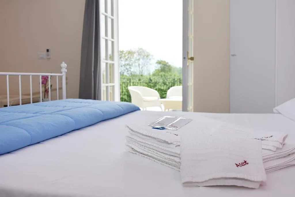 TRIPLE CLASSIC Room, Ascot Hotel, Naples