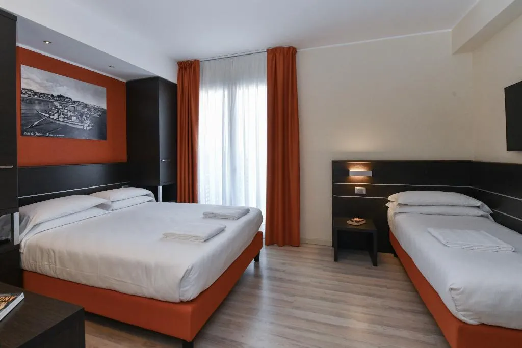 TRIPLE WITH BALCONY Room, Vienna, Venice