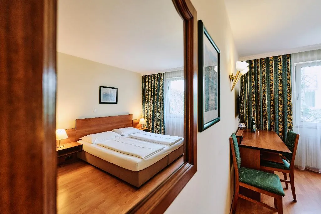 DOUBLE STANDARD Room, Hotel Deutschmeister, Vienna