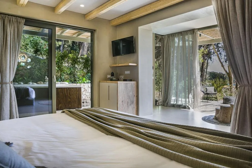 Room, F Zeen, Kefallinia