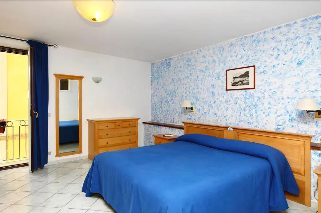 Room, L'Approdo, Naples