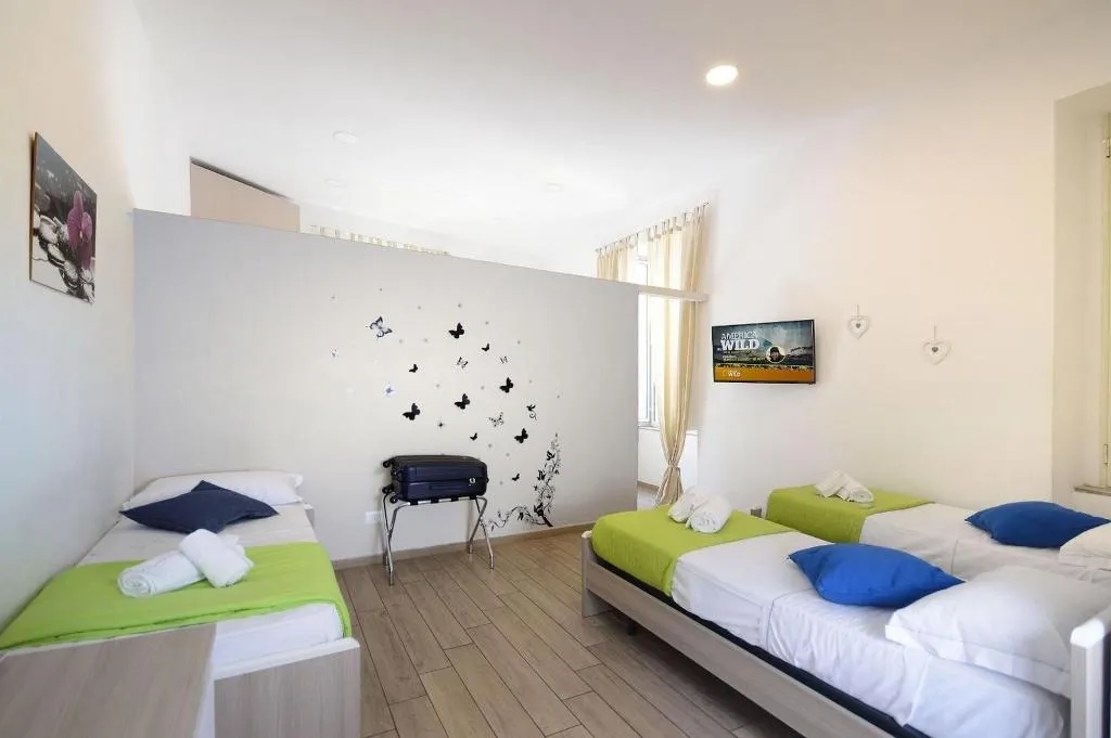 Room, Funikulì Funikulà, Naples