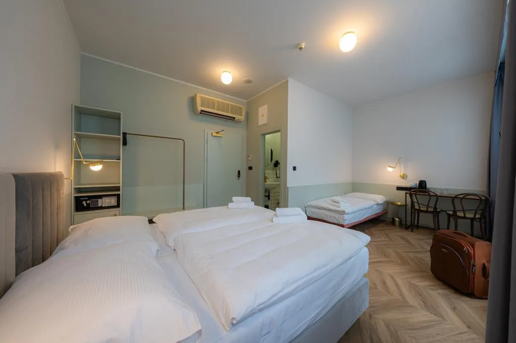TRIPLE SUPERIOR WITH AIR CONDITIONING Room, Beranek, Prague