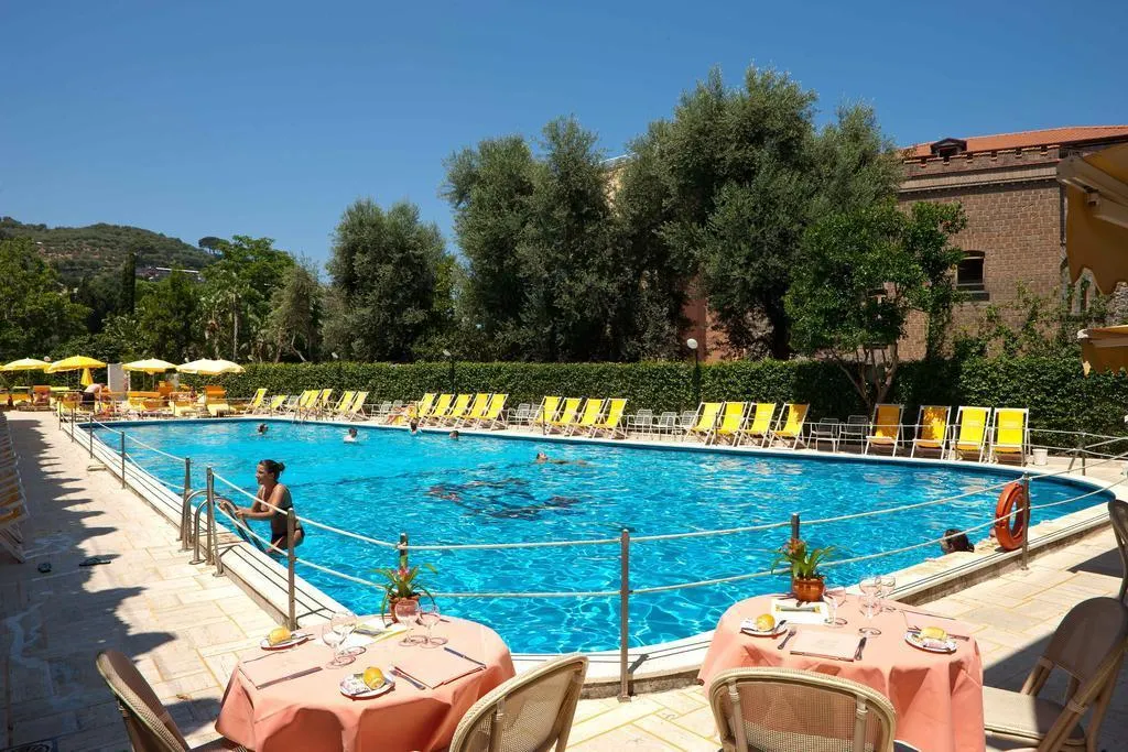 Pool, Continental, Naples