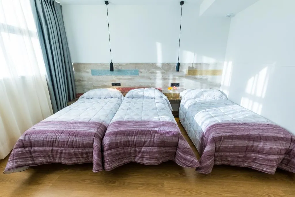 TRIPLE WITH SHARED BATHROOM Room, Far Home Bernabeu, Madrid