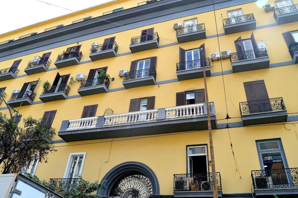 Room, Funikulì Funikulà, Naples