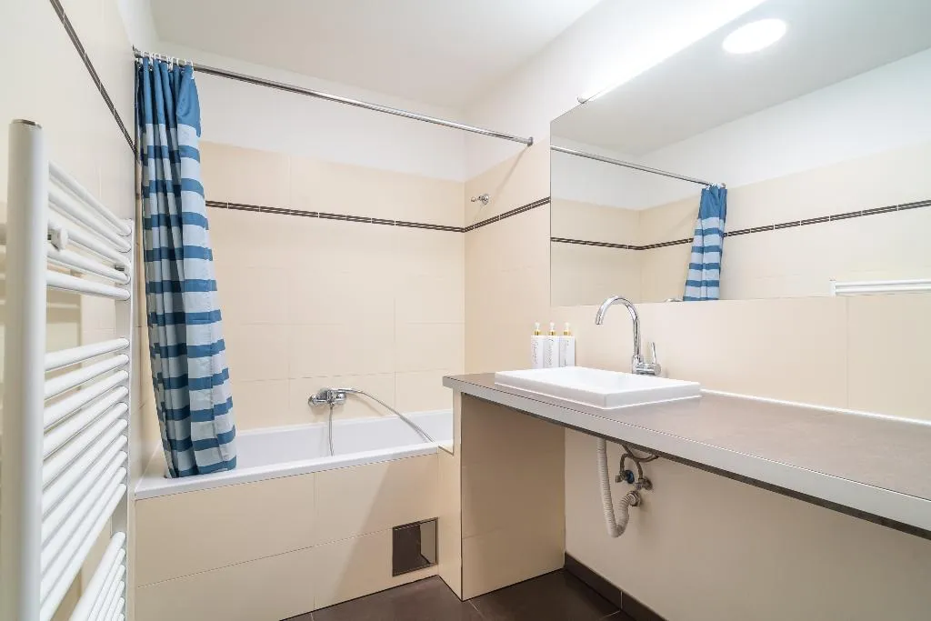 APARTMENT TWO BEDROOMS ONE BATHROOM Room, Royal Road Residence, Prague