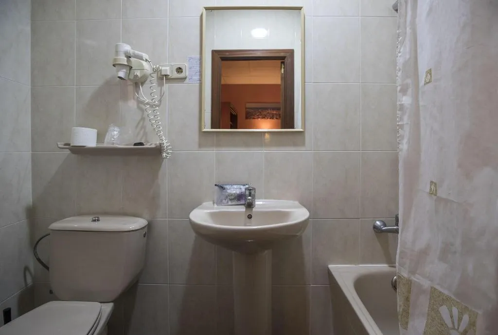 Room, Cuatro Naciones, Barcelona