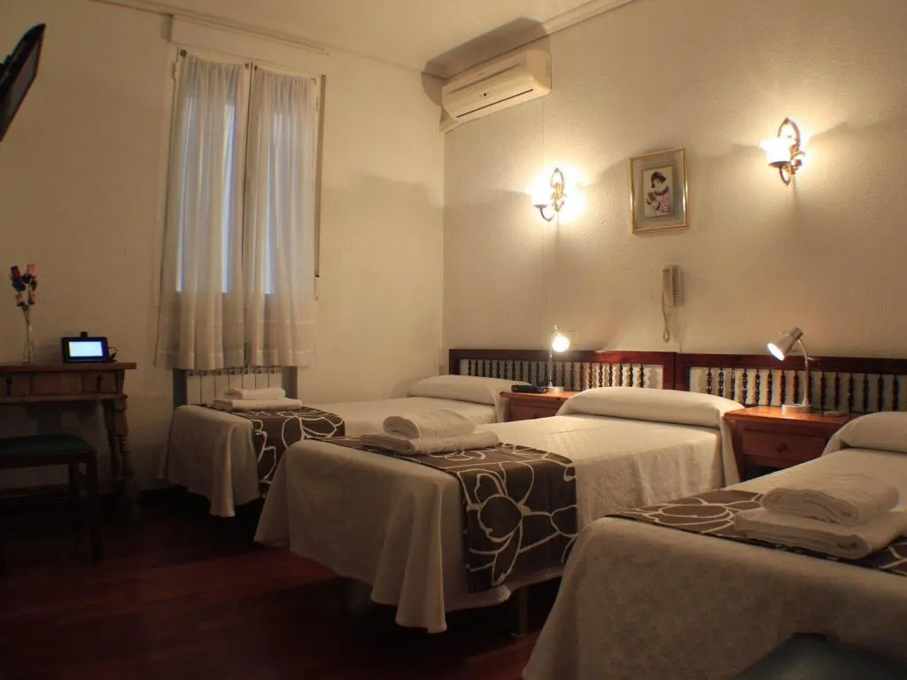 Room, Hostal Esmeralda, Madrid