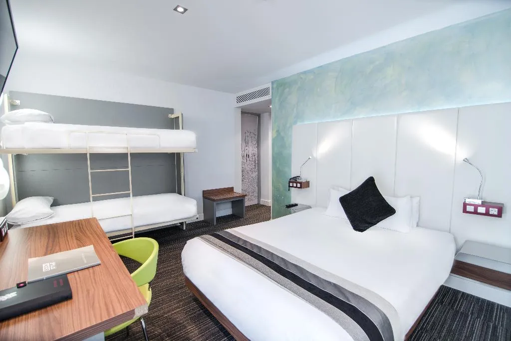 QUADRUPLE SUPERIOR Room, Petit Palace Boquería Garden, Barcelona