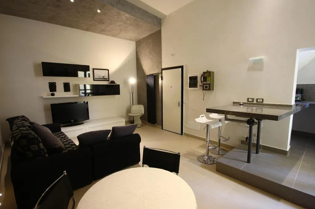 Room, Khalisah, Palermo
