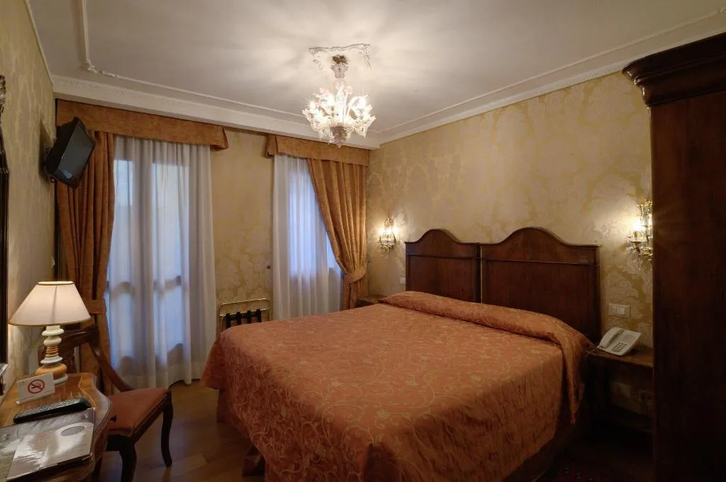 Room, Bel Sito e Berlino, Venice