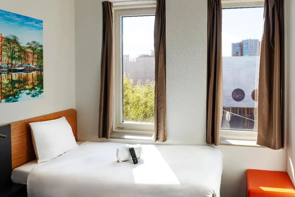 TWIN STANDARD Room, easyHotel Amsterdam Arena Boulevard, Amsterdam