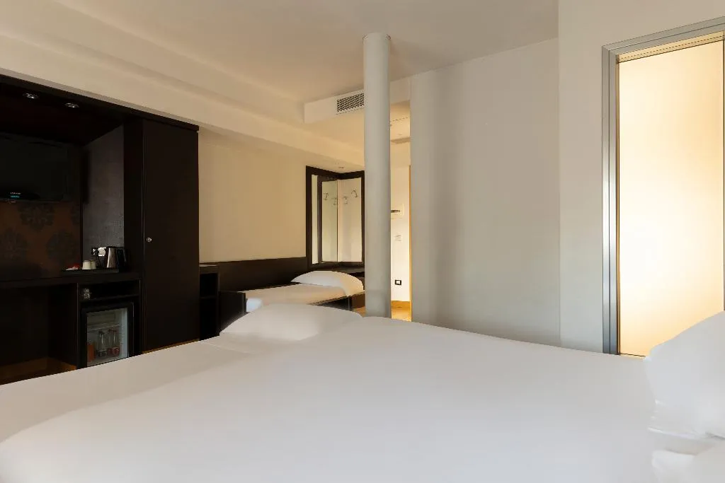 QUADRUPLE STANDARD Room, Royal Caserta Hotel, Naples