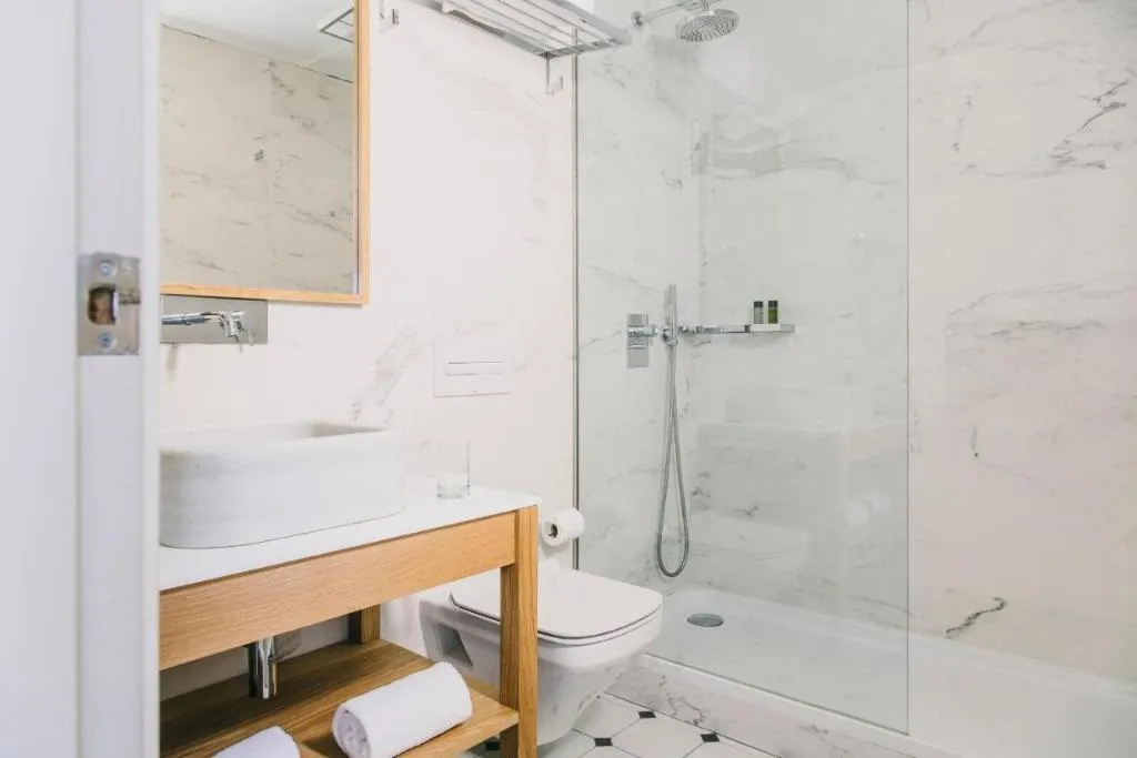 Room, Regina, Barcelona