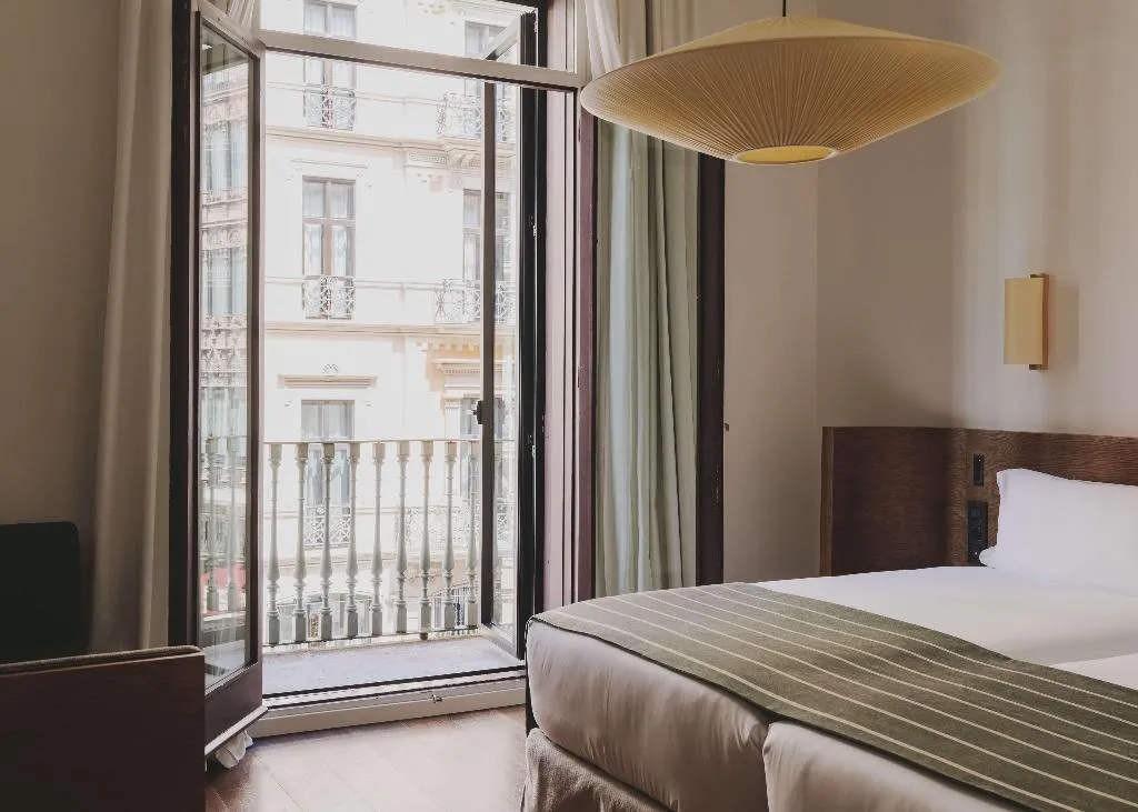 Room, Regina, Barcelona