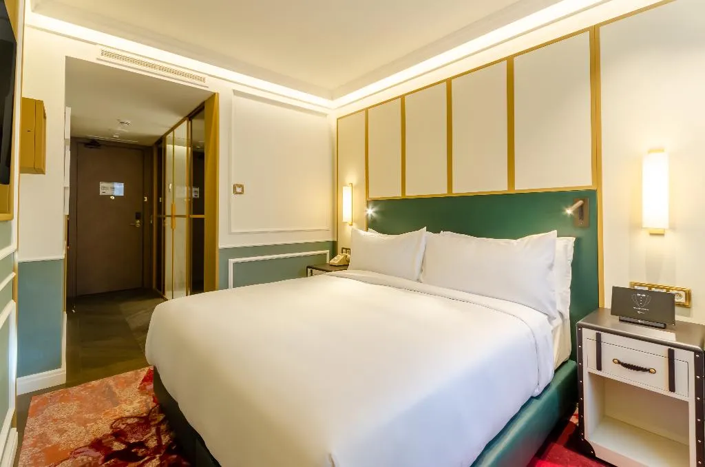 DOUBLE GUEST ROOM KING BED Room, The Emerald House Lisbon, Curio Collection by Hilt, Lisbon
