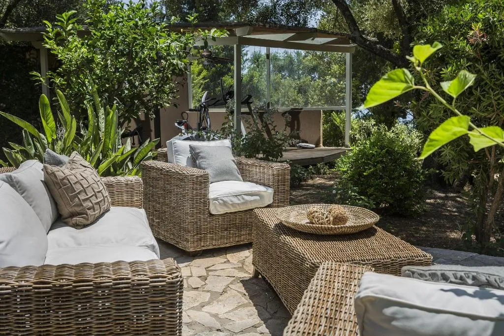 Terrace, F Zeen, Kefallinia