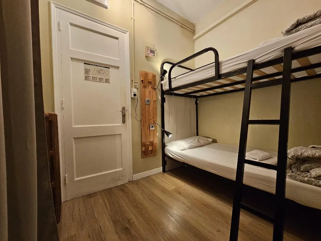 TWIN ECONOMY WITH SHARED BATHROOM Room, Wow Barcelona Hostel, Barcelona