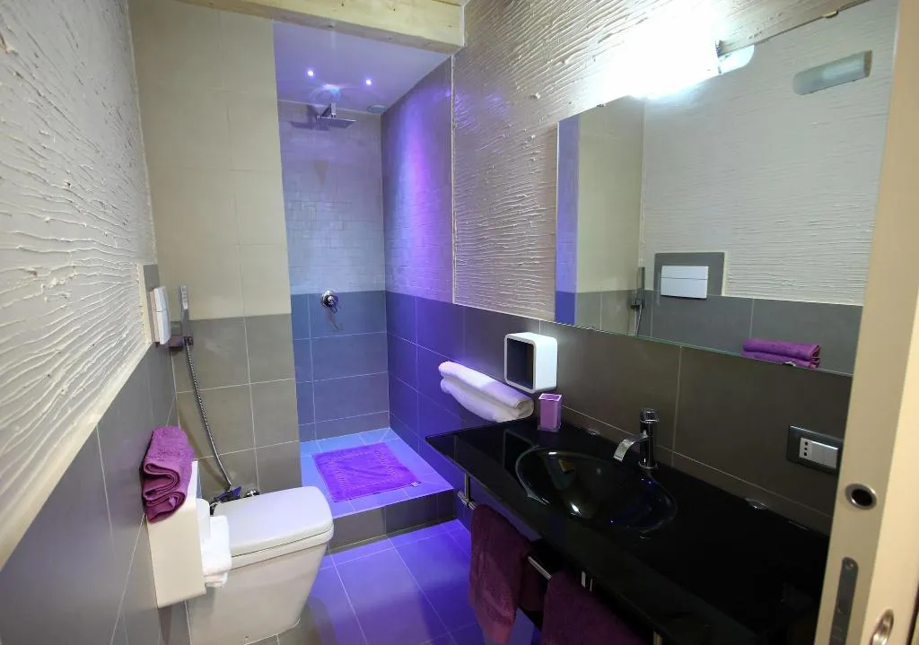 Room, Khalisah, Palermo