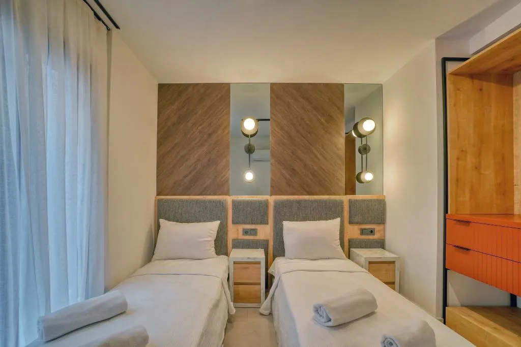 Room TWO QUEEN BEDS Room, Ayayorgi̇ Homes & Hotels, Izmir