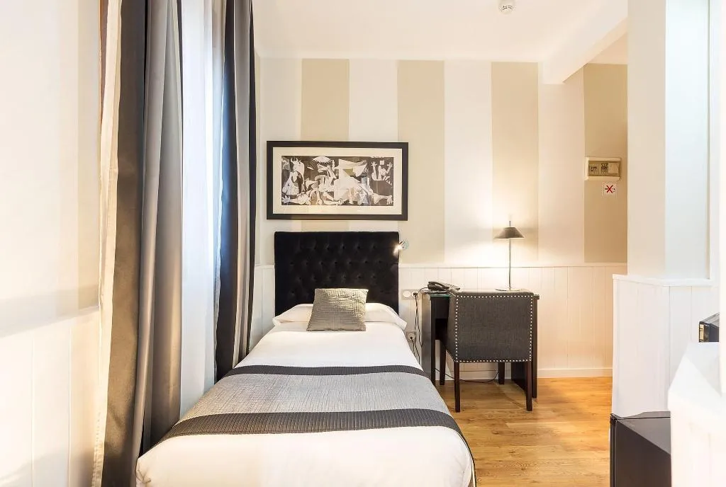 Room, California, Costa Del Sol