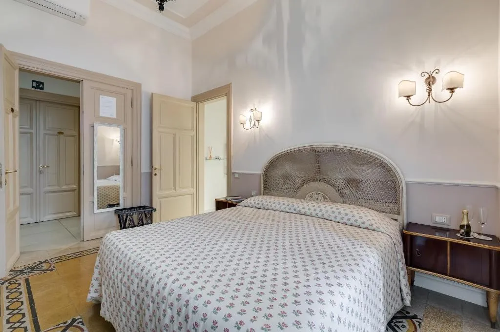 Room, Rome Charming Suites, Naples