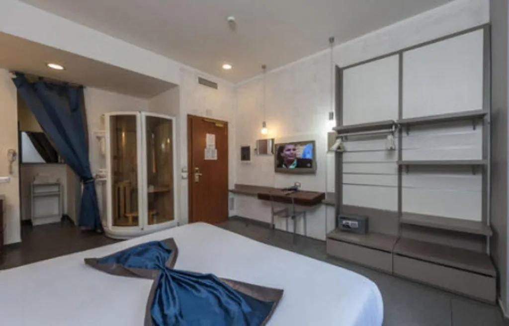 Room, California, Rome