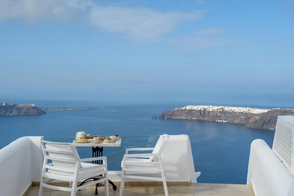 SUITE WITH JACUZZI Room, Above Blue Suites, Santorini