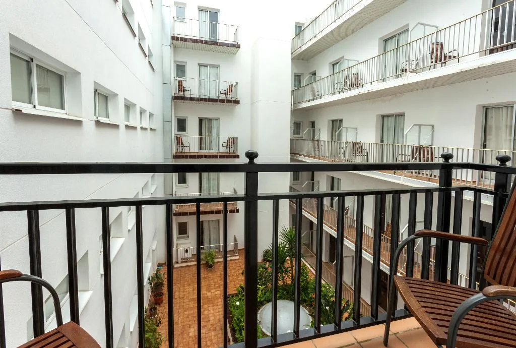TRIPLE STANDARD Room, Hotel Blanes Horitzó by Pierre & Vacances, Costa Brava
