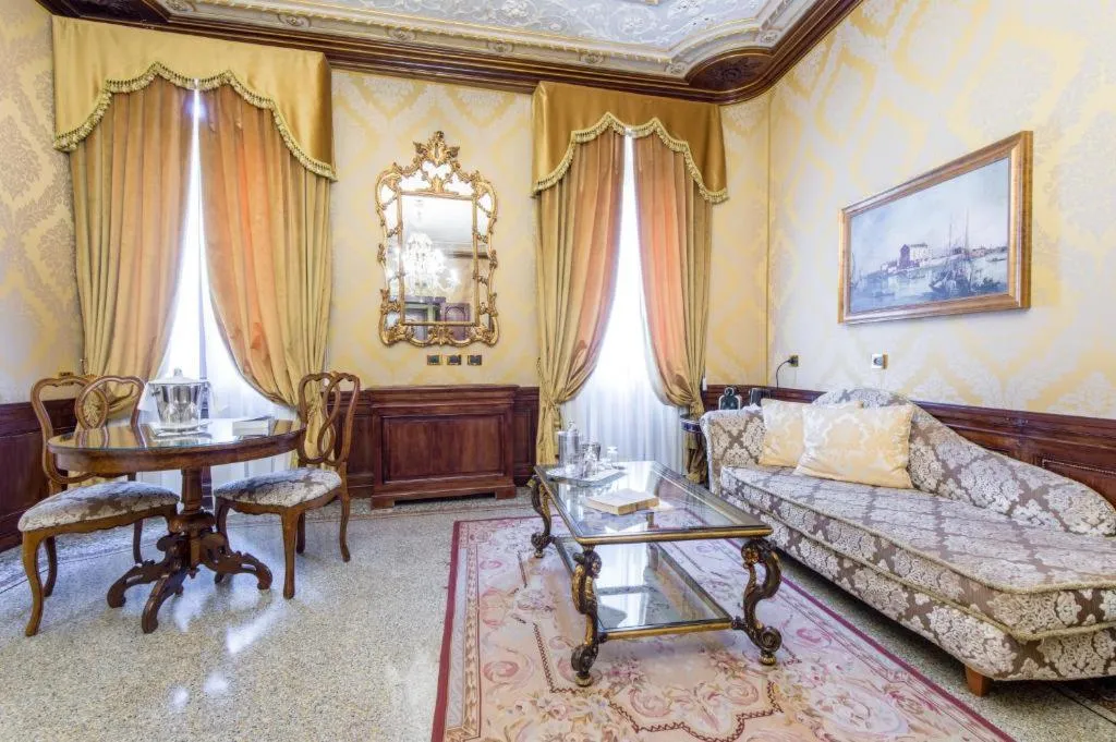 JUNIOR SUITE CAPACITY 3 Room, Ai Reali Hotel, Venice