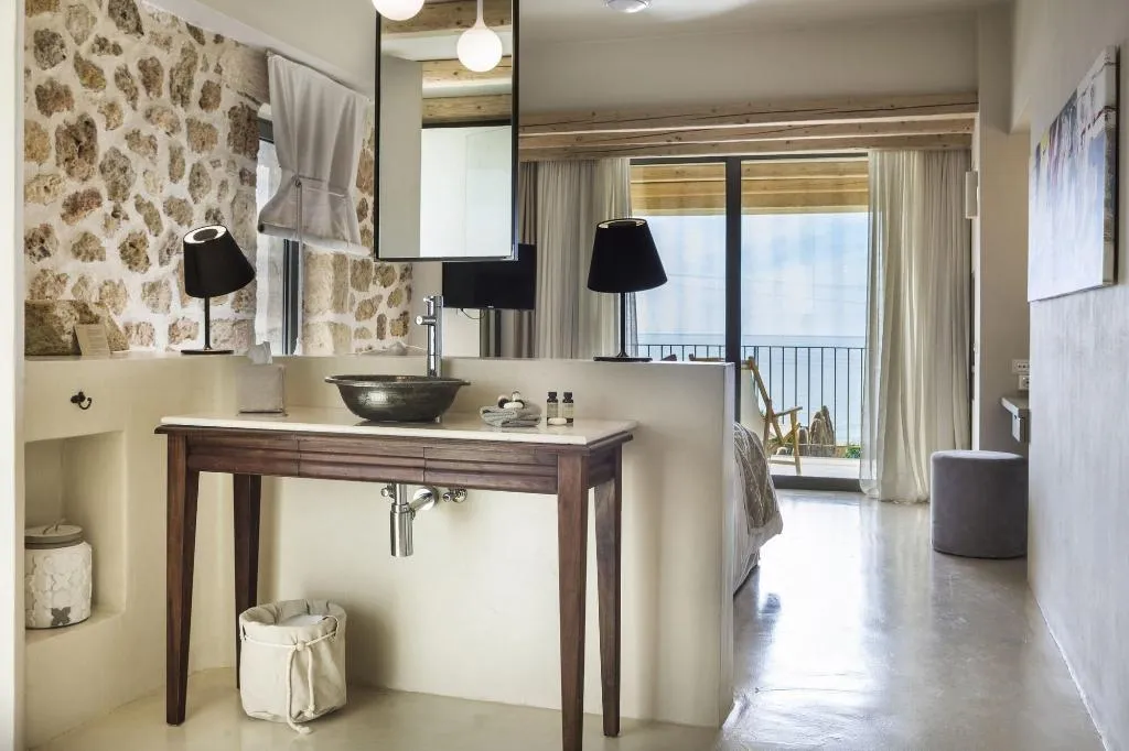 Room, F Zeen, Kefallinia