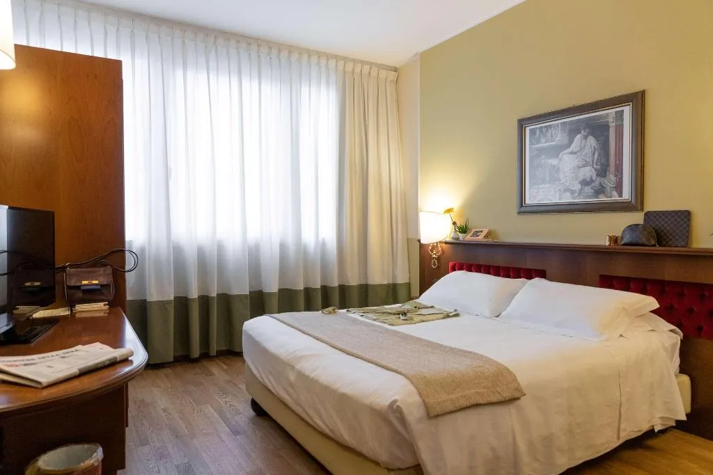 Room, Alga, Milan
