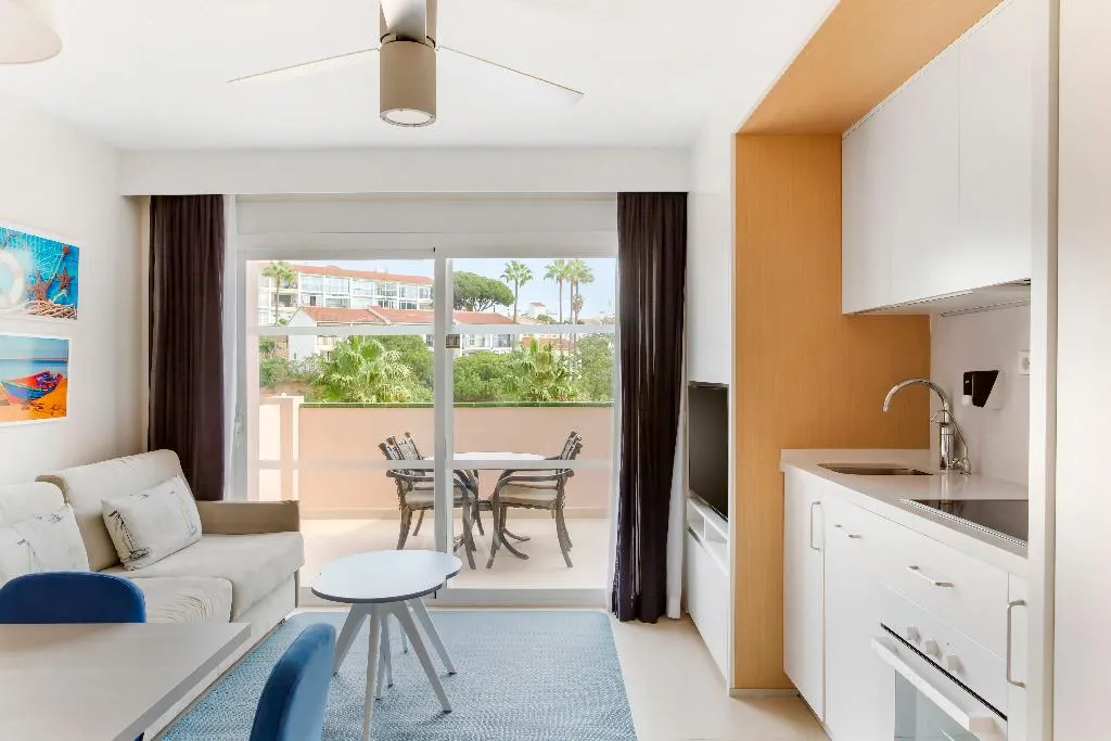 APARTMENT CAPACITY 4 ONE BEDROOM Room, Los Amigos Beach Club, Costa Del Sol