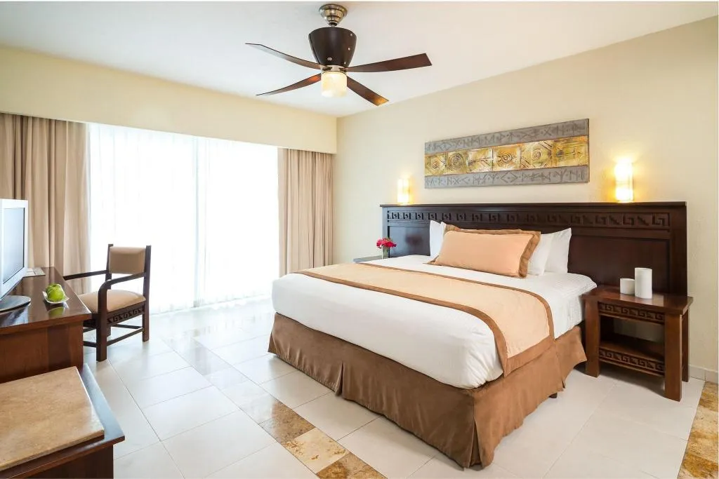QUADRUPLE DELUXE OCEAN VIEW Room, BlueBay Grand Esmeralda, Playa Del Carmen