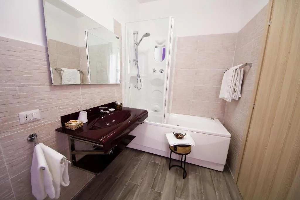 Room, Luci A San Siro, Milan